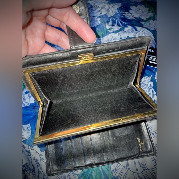 CHANEL Authentic Lambskin Wallet - Picture 7 of 11
